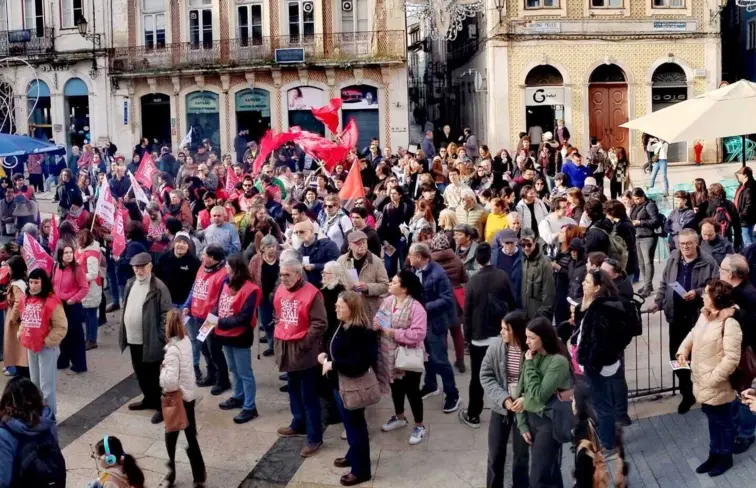 Trabalhadores juntam-se na praça 8 de Maio, em Coimbra